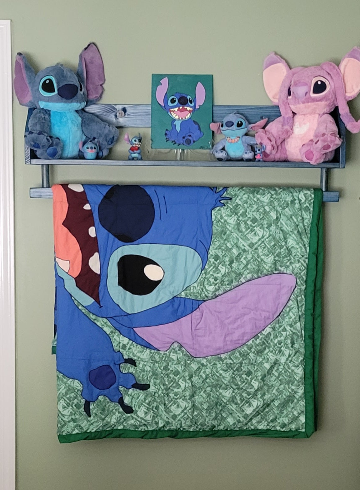 Quilt or Blanket Holder with Shelf For Wall